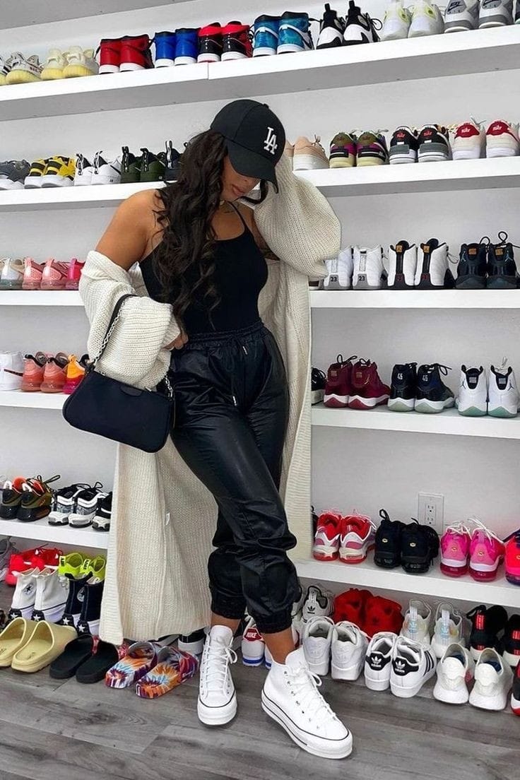 3-575 Conjunto 4 piezas, blusa tiras, pantalón cuerina, gorra y cárdigan