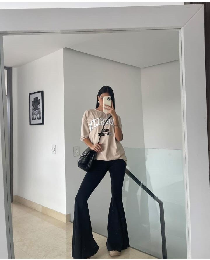 3-227 Conjunto pantalón bota campana y blusa negra